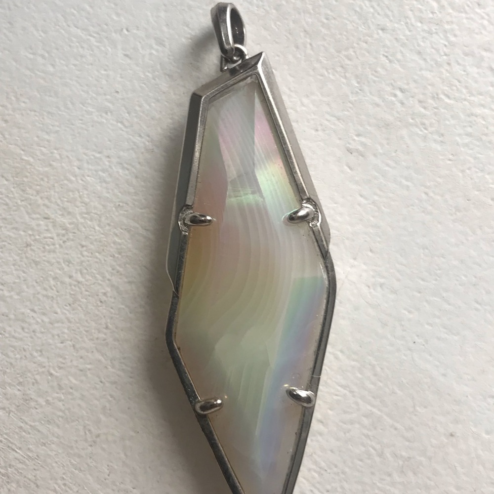 Kendra Scott pendant. White pearl iridescent